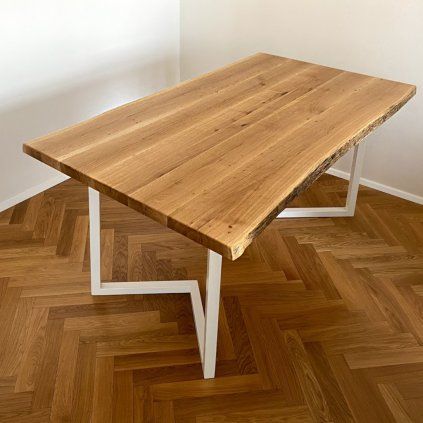 Moderní jídelní stůl