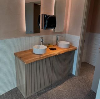 Měli jsme tu čest podílet se několika kousky z naší dílny na vybavení nové kavárny pro @fabesovaiveta .😊🥰 Pro tento krásný...