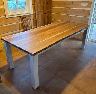 Jídelní stůl z masivního dubového dřeva jsme vyrobili a doručili také do roubenky v Krkonoších.🌲 Deska s přiznanými...