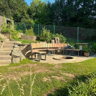 Fotografie nábytku nám zaslal také pan Martin ze své zahrady nedaleko Brna 👌😍. Děkujeme. Vyráběli půlkruhovou lavici k...