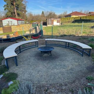 Půlkruhová lavice k ohništi v průměru 400cm. ✅ Konstrukci jsme vyráběli z nerezu + nástřik na odstín antracit (RAL7016)....