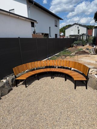 Kruhová lavice s opěradlem u zákazníka v Bavorsku. ☺️🇩🇪 Konstrukce vyrobena z nerezové oceli + lakována na černo. Sedák a...